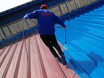 廠房彩鋼瓦經過長時間的沉淀,會出現腐蝕和裂痕,因此,需要彩鋼瓦翻新,多大數人對彩鋼瓦翻新的價格比較好奇,今天小編給大家分享廠房彩鋼瓦翻新大概什么價格? 廠房彩鋼瓦經過長時間的沉淀,會出現腐蝕和裂痕,因此,需要彩鋼瓦翻新,多大數人對彩鋼瓦翻新的價格比較好奇,今天小編給大家分享廠房彩鋼瓦翻新大概什么價格?